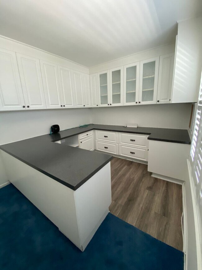 Building Photo - 6954 Viking Ct
