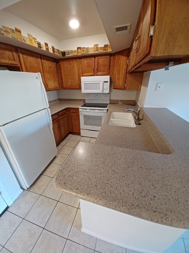 Building Photo - 540 N May