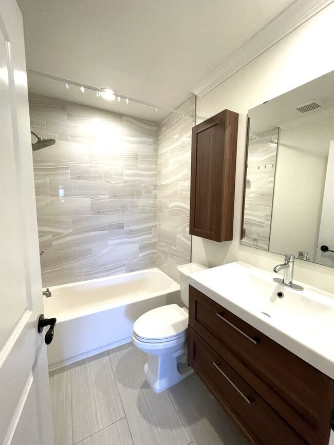 Building Photo - 1967 Plaza del Amo Plz