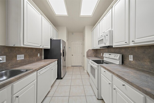 Building Photo - 25238 Finchgrove Ln