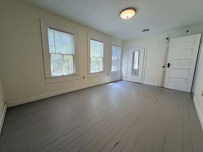 Building Photo - 419 6th St