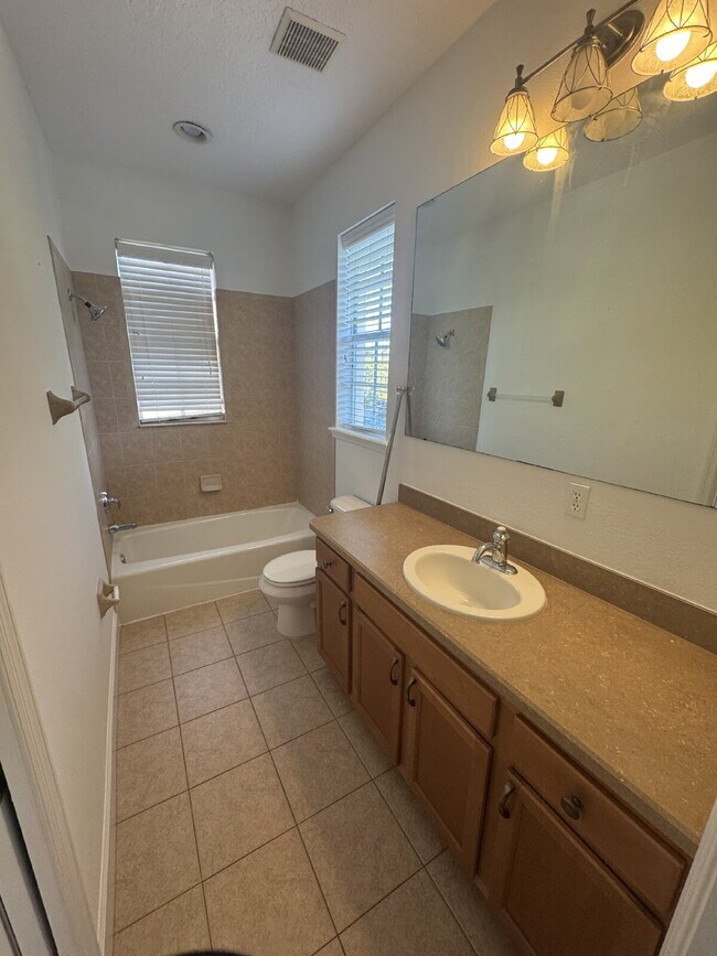 Building Photo - "Spacious 3-Bed Townhouse Retreat in Tampa's Heart - Modern Comforts Await!"