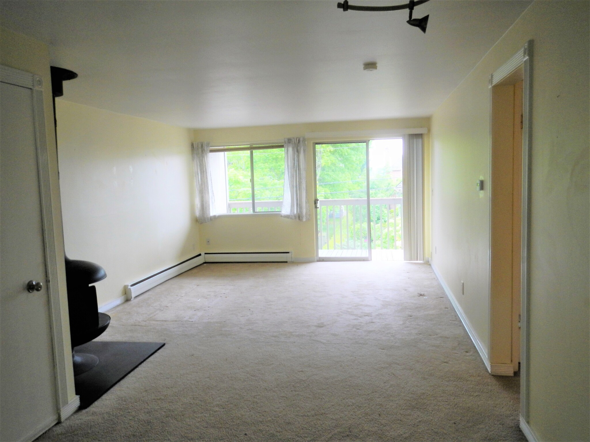 Large living room with deck - 714 1st St S