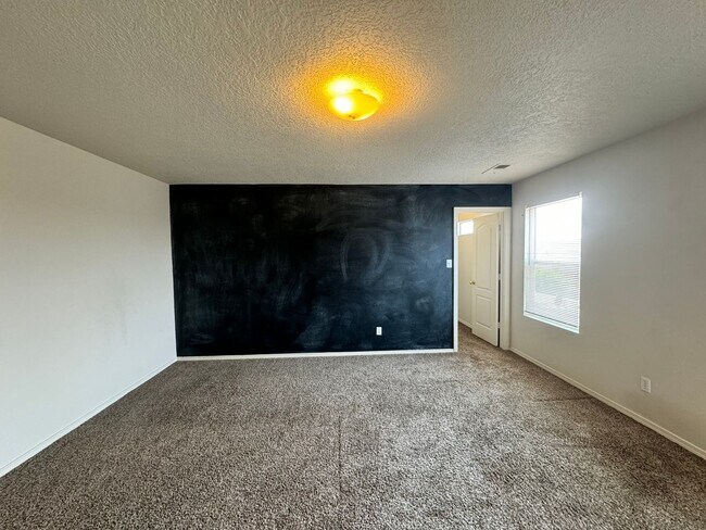 Building Photo - 4 bed 2.5 bath home in Huning Ranch
