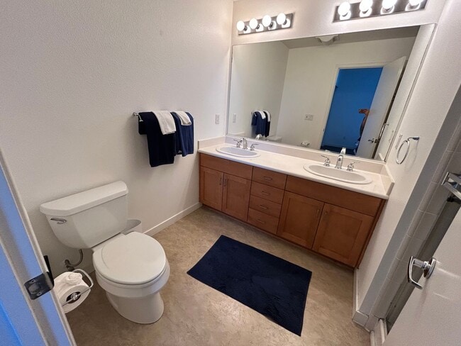 Building Photo - $1,000 OFF FIRST MONTH'S RENT!! Spacious 3 bedroom / 2.5 Bath Apartment in Emeryville, CA.
