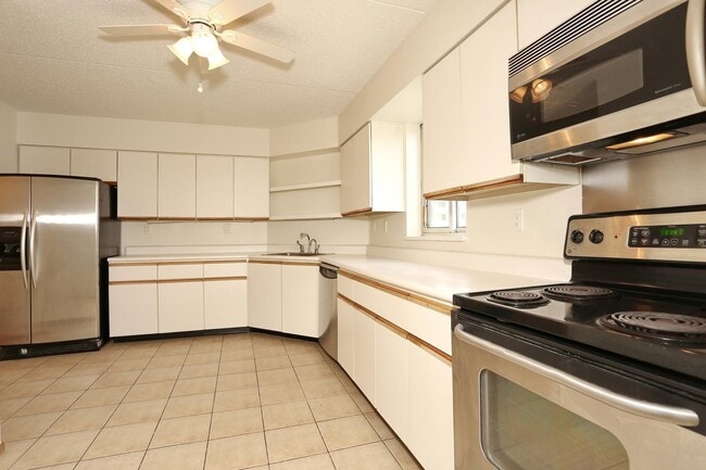 Building Photo - 1055 River Rd