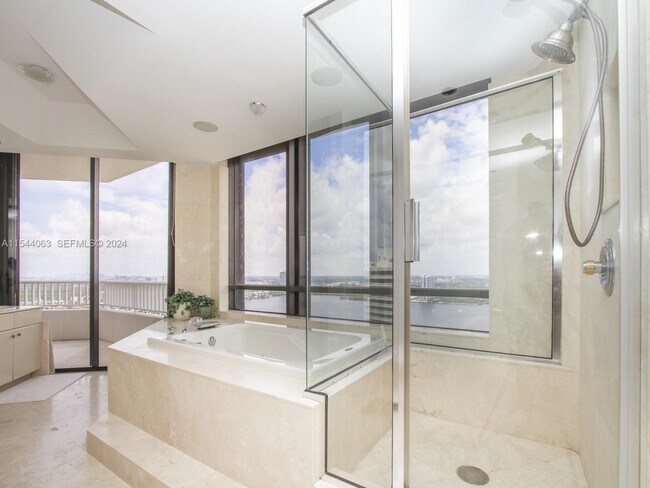 Building Photo - 2000 Island Blvd