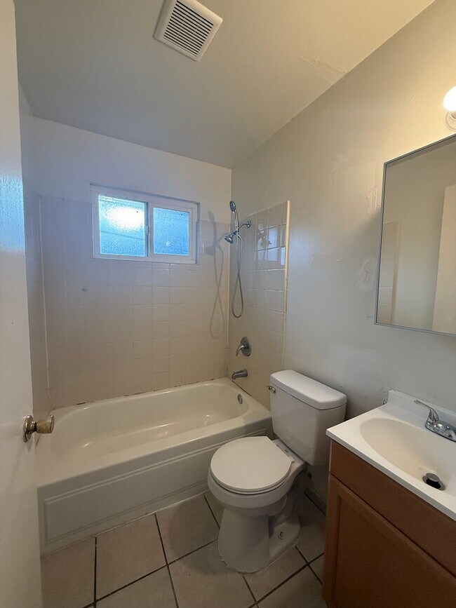 Building Photo - 730-734Hemlock st