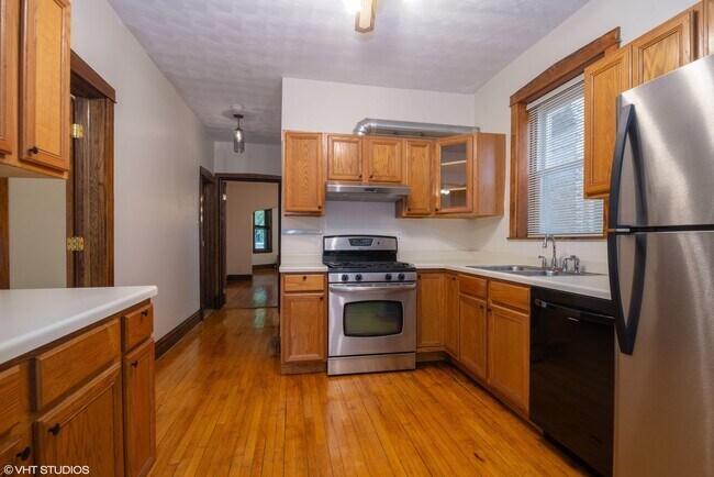 Building Photo - 1723 W Balmoral Ave