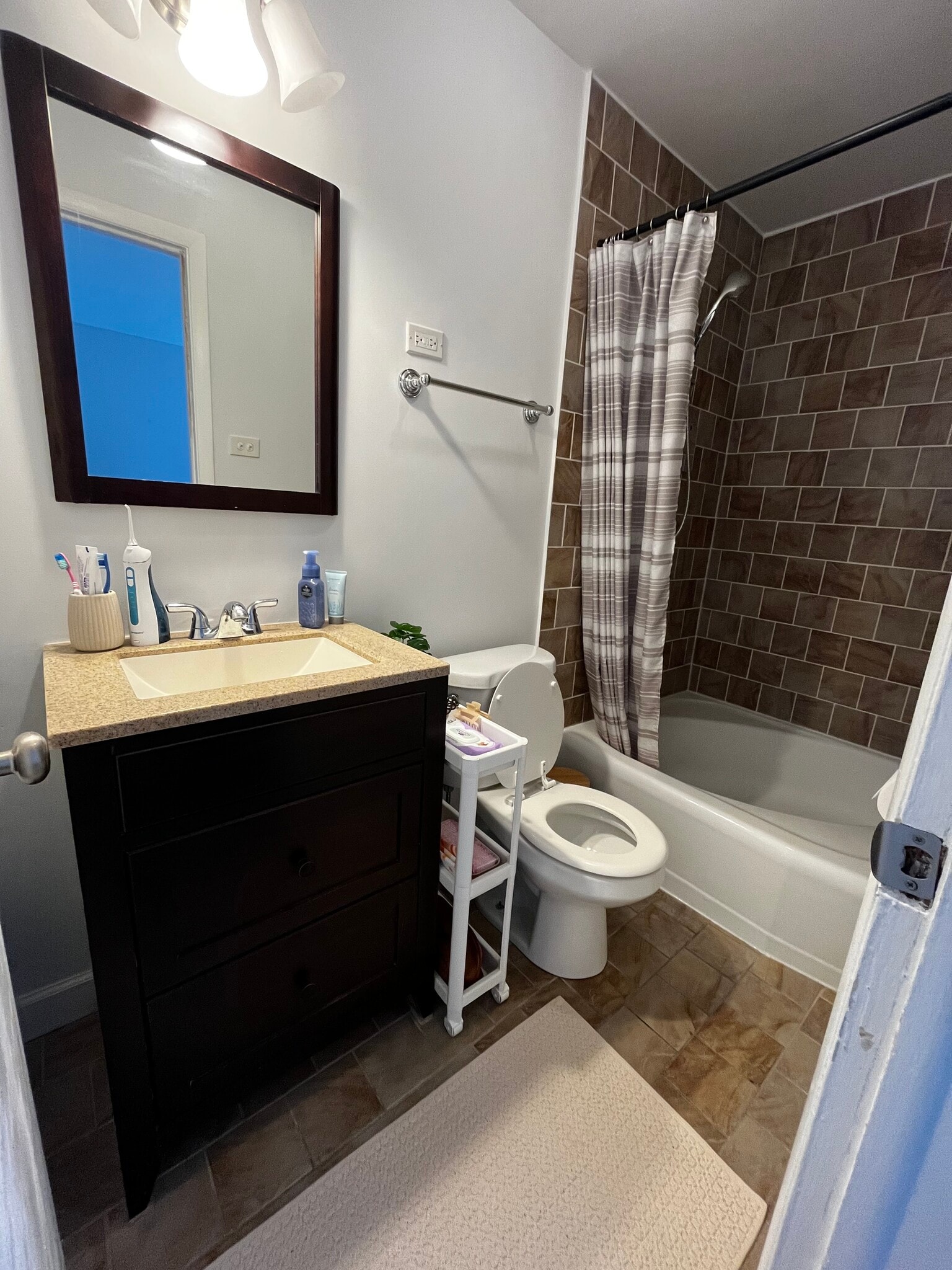 Building Photo - 488 E 5th Ct