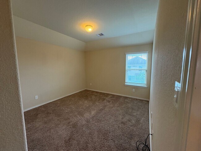 Building Photo - 4B2.5B Warm & Spacious Home in Remington R...
