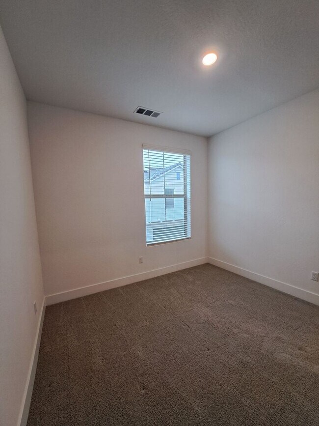 Building Photo - Fresno 3BR Pet-Friendly Townhouse with Community Amenities!