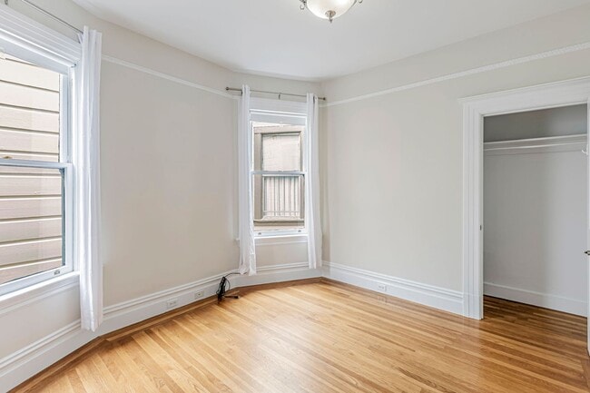 Building Photo - Stylish Top-Floor Two Bedroom and One and ...