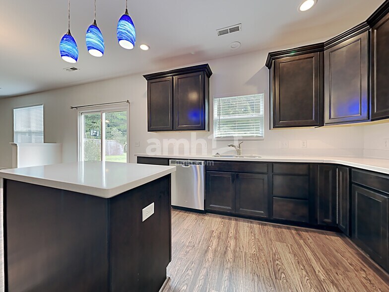 Building Photo - 106 Vango Dr