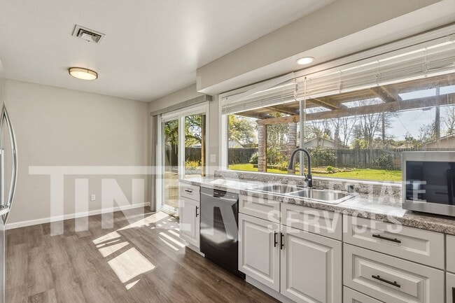 Building Photo - 9024 Leatham Ave