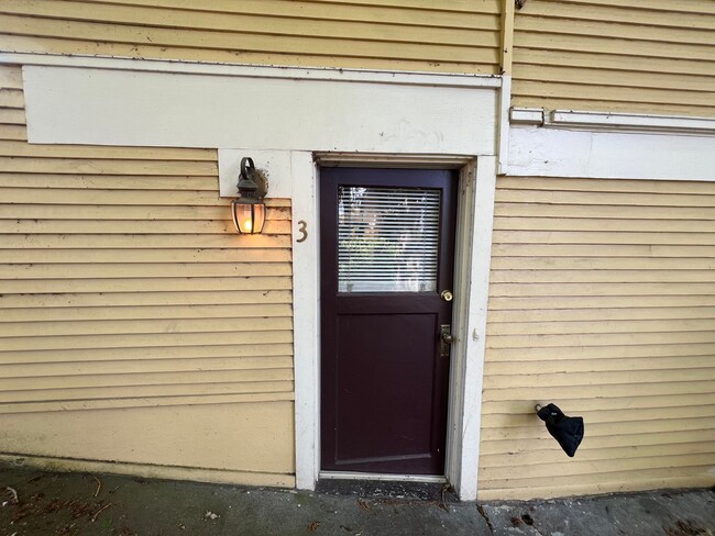 Building Photo - Studio apartment near WWU!
