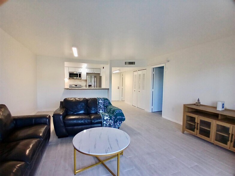 Building Photo - 4164 Inverrary Dr