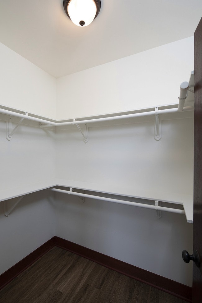 Building Photo - Point Loma 1BR with W/D In-Unit, Great Vie...