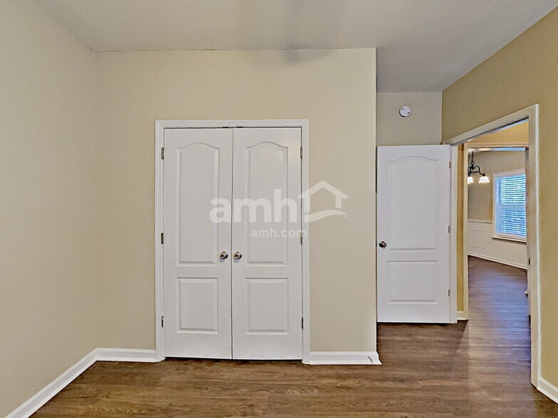 Building Photo - 4002 Greentree Ct