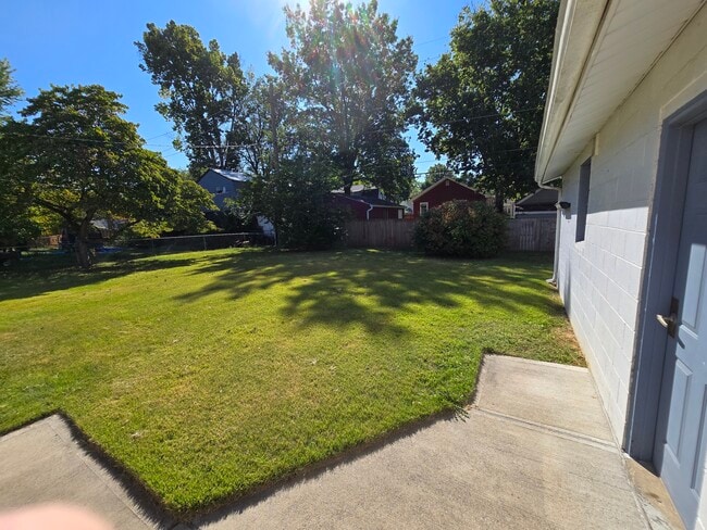 Building Photo - 835 E Edwards Ave