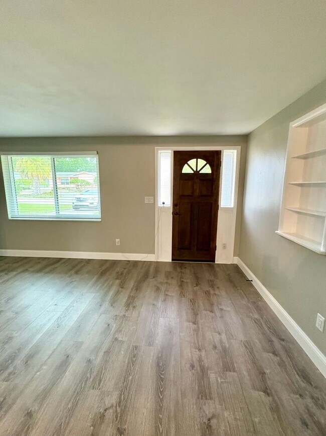 Building Photo - Fully Remodeled Beautiful Home with Bonus ...