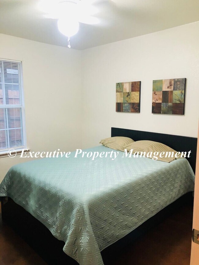 Building Photo - 1208 Westview Dr