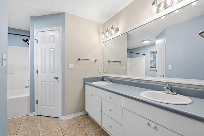 Building Photo - 1243 Jefferyscot Dr