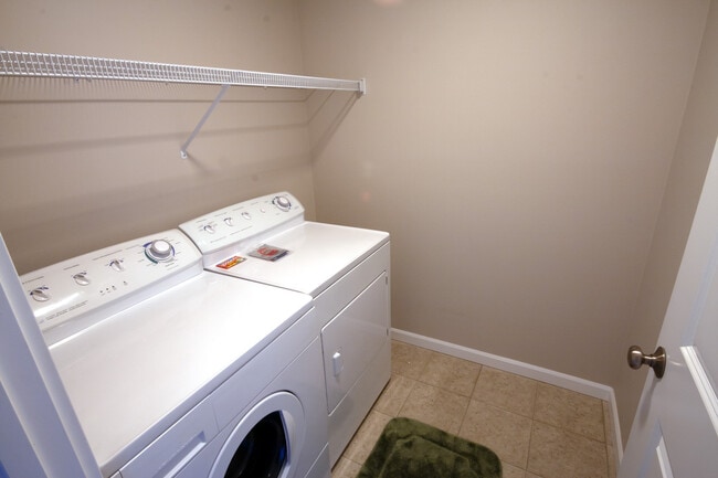 Building Photo - 1635 N Cirque Ln