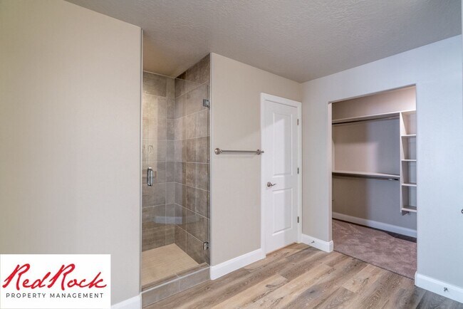 Building Photo - 4 Bedroom, 2.5 Bathroom Townhome in Hurric...