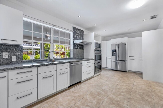 Building Photo - 13820 SW 82nd Ave