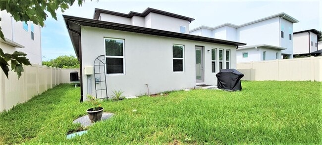 Building Photo - Spacious 4/2.5 Home