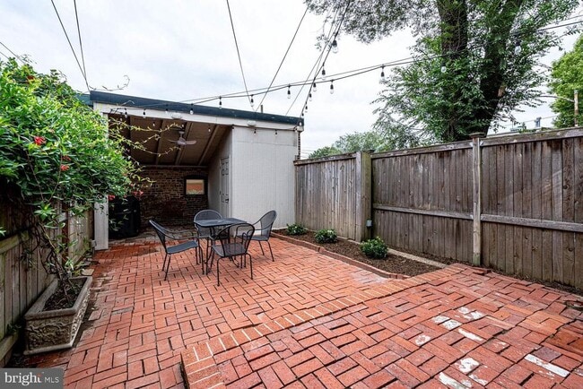 Building Photo - 611 G St SE