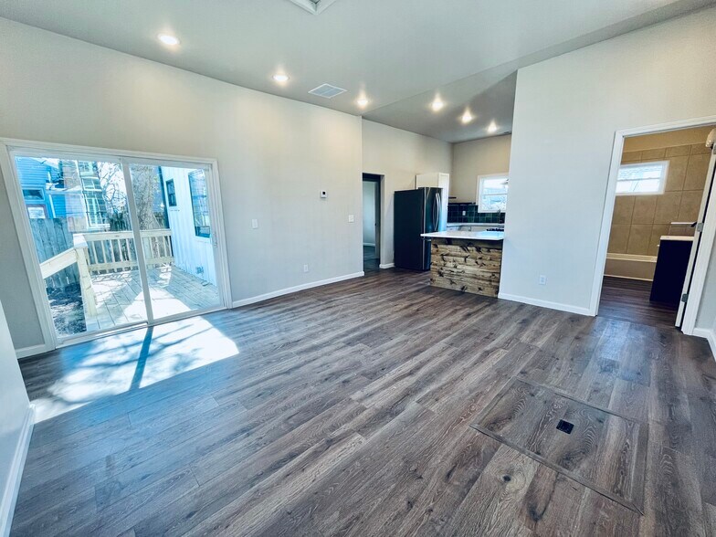 Living Area - 1012 Swan St
