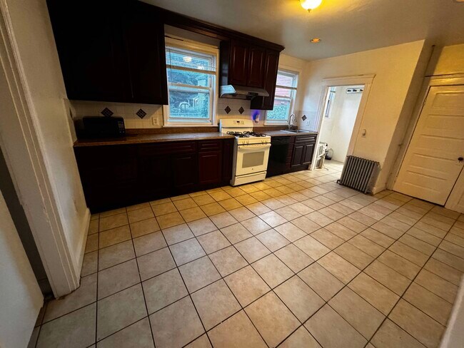 Primary Photo - 26 Holworthy Pl