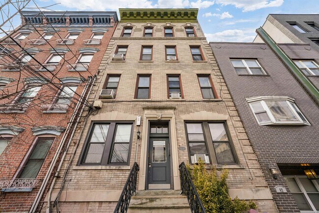 Building Photo - 60 Monroe St