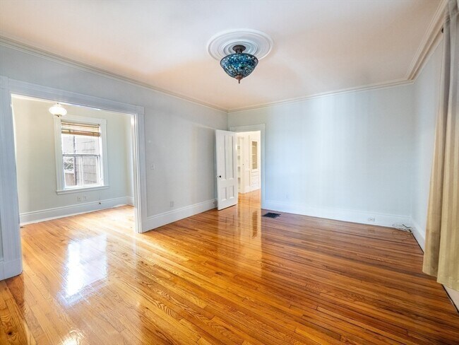 Building Photo - 12 Adella Pl