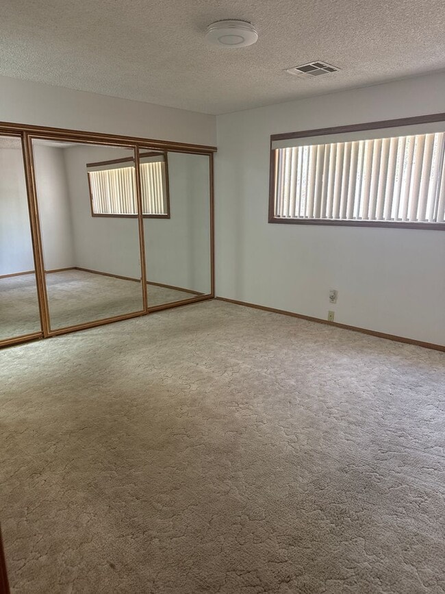 Building Photo - 4 bed, 2 bath, 2 car garage . Boulder City RV parking
