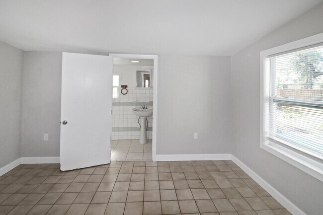 Building Photo - South Venice Annual Home for Rent