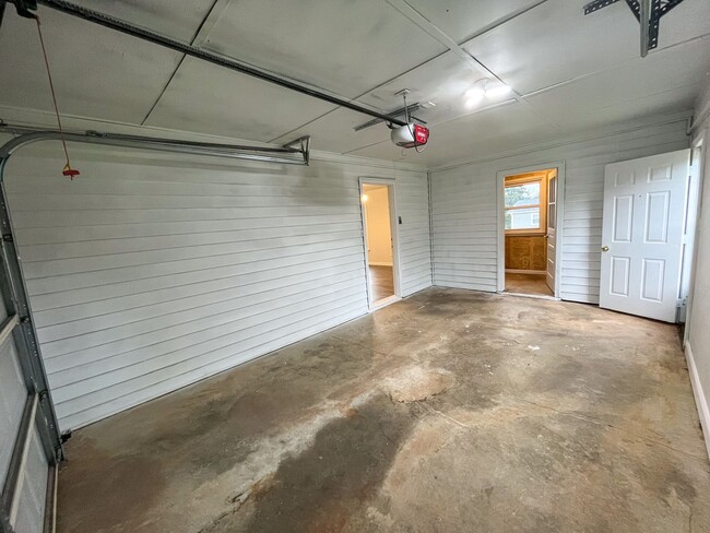 Building Photo - Cozy 3 Bedroom, 1 1/2 Bathroom Near Downto...
