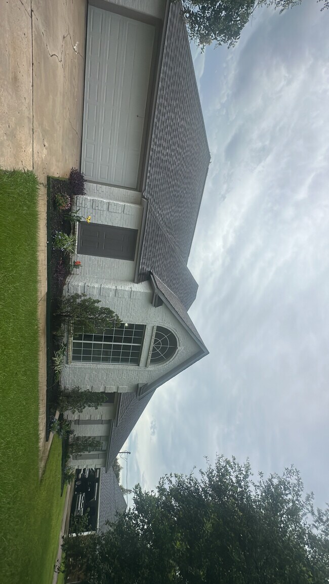 Building Photo - 40101 Parker Rd