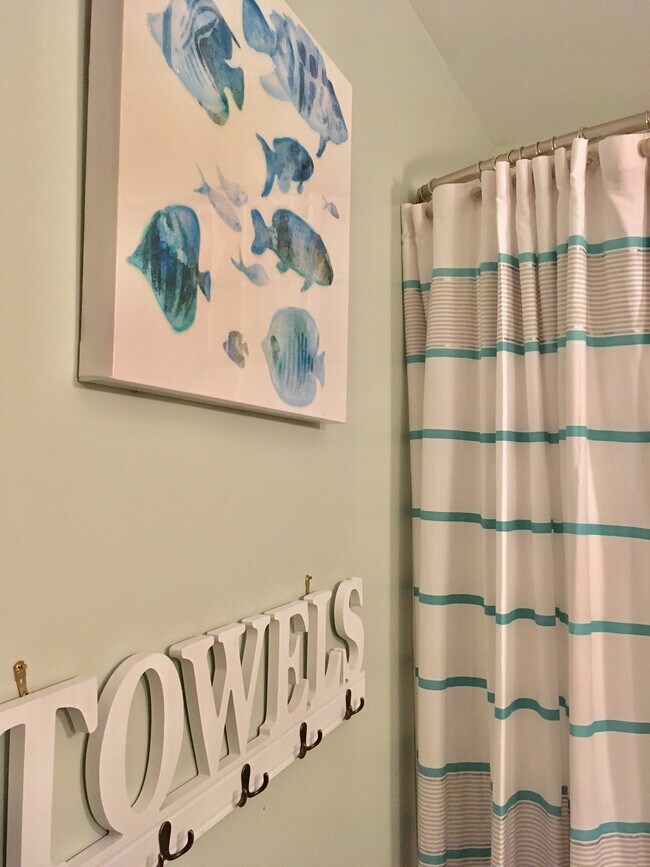 Bathroom tub/shower combination - 3061 Maple Ave