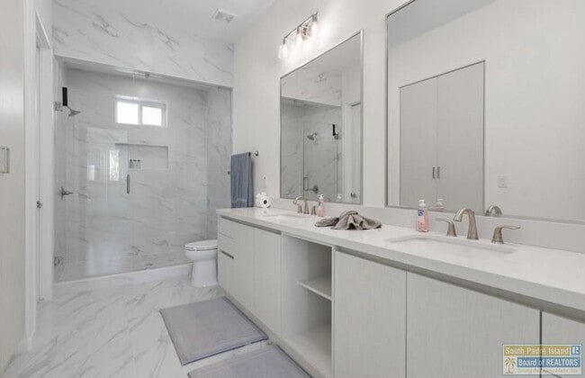 Building Photo - 104 W Pompano St