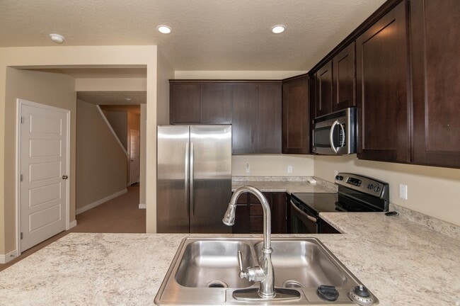 Building Photo - 3201 W Desert Lily Dr
