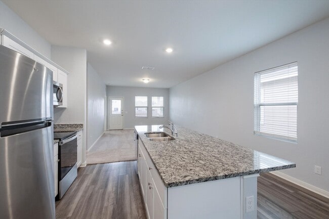 Building Photo - Ranch Style 3 Bed 2 Bath with Freshly painted and New Floors!