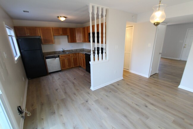 Building Photo - Recently Renovated Townhouse close to Rest...