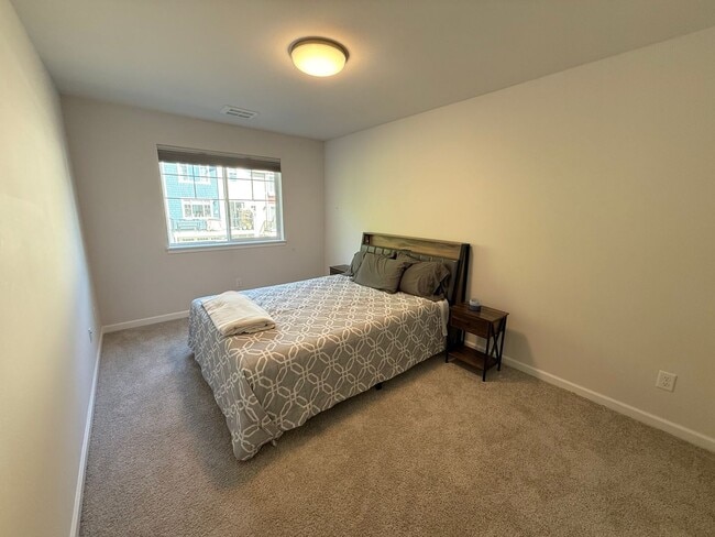 Building Photo - Hilltop Luxury Townhome with Stunning Valley Sunset Views
