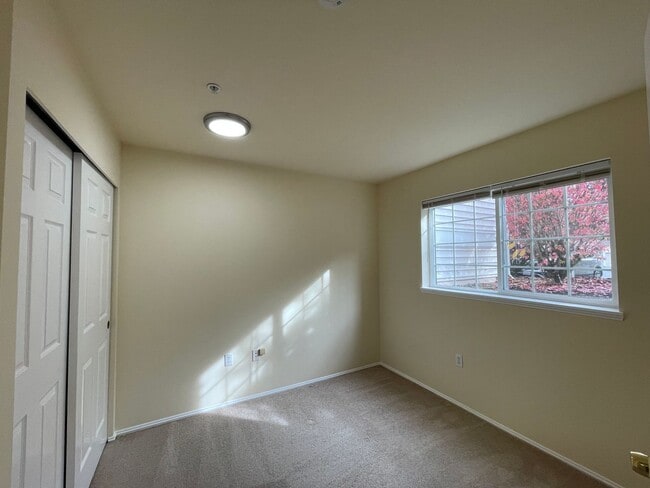Building Photo - Sammamish - 3 BR, 2 BTH ground floor condo...