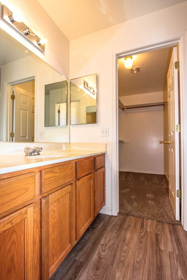 Building Photo - 6200 N Rockland Dr