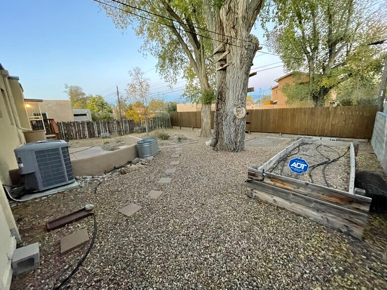 Building Photo - 732 Loma Vista Dr NE