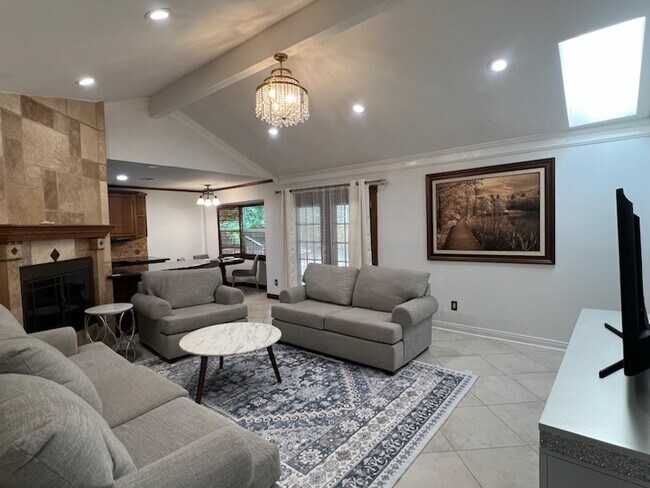 Building Photo - 5 Deerfoot Ct